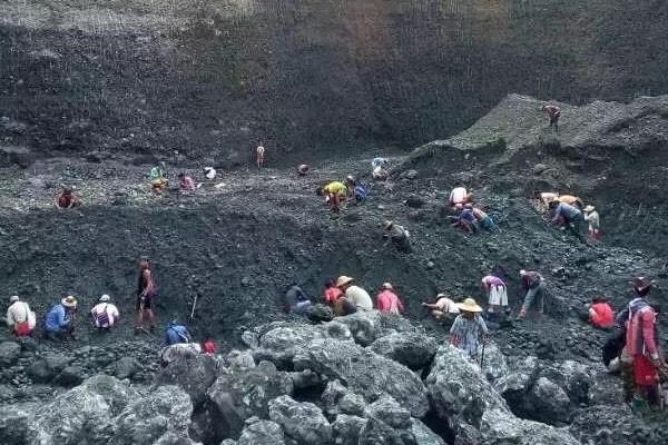 原石翡翠矿山,翡翠矿山介绍-第10张图片-翡翠网 原石翡翠矿山,翡翠矿山介绍-第10张图片-翡翠网