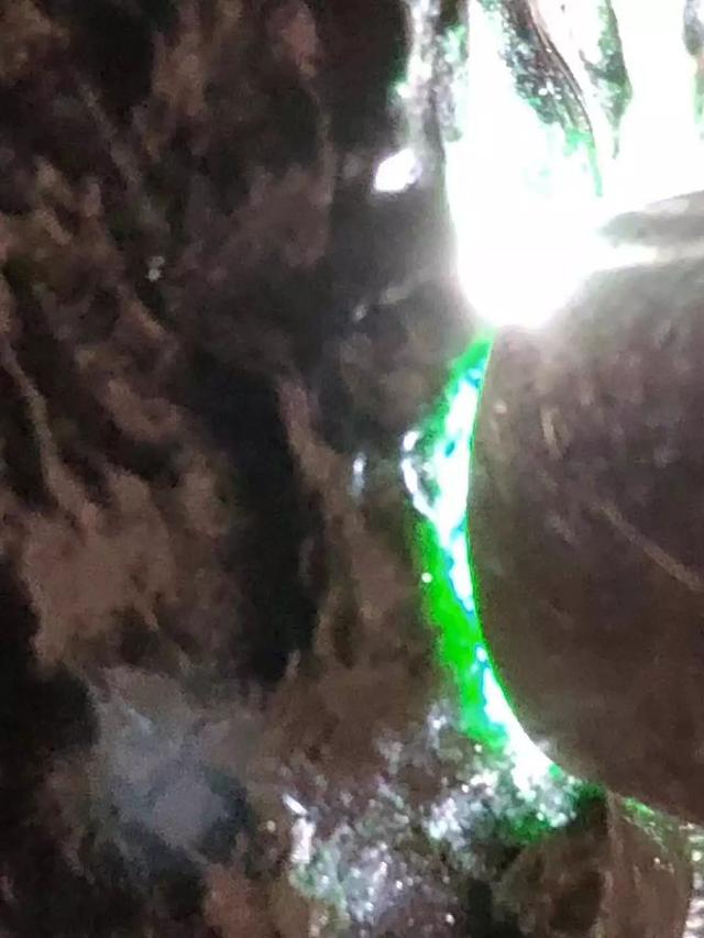 翡翠原石开采现场天然翡翠原石-第4张图片-翡翠网 翡翠原石开采现场天然翡翠原石-第4张图片-翡翠网