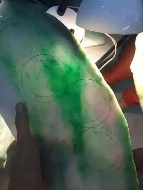 翡翠原石开采现场天然翡翠原石-第7张图片-翡翠网 翡翠原石开采现场天然翡翠原石-第7张图片-翡翠网