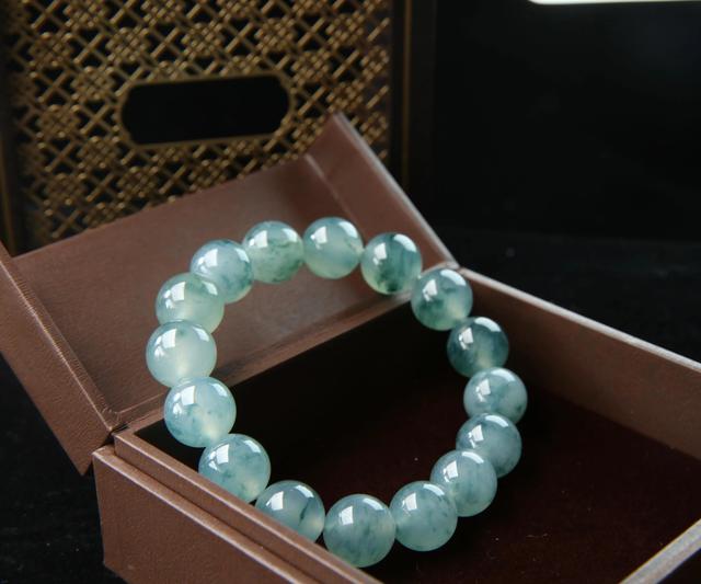 翡翠手串怎么盘,翡翠手串的基础知识-第1张图片-翡翠网 翡翠手串怎么盘,翡翠手串的基础知识-第1张图片-翡翠网