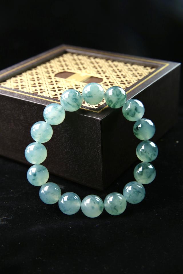 翡翠手串怎么盘,翡翠手串的基础知识-第2张图片-翡翠网 翡翠手串怎么盘,翡翠手串的基础知识-第2张图片-翡翠网