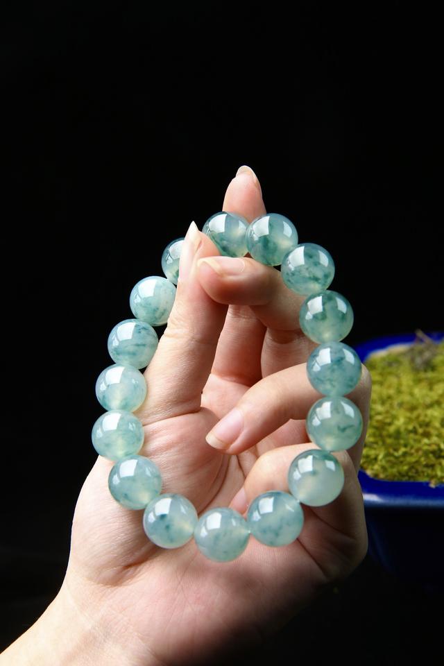 翡翠手串怎么盘,翡翠手串的基础知识-第3张图片-翡翠网 翡翠手串怎么盘,翡翠手串的基础知识-第3张图片-翡翠网