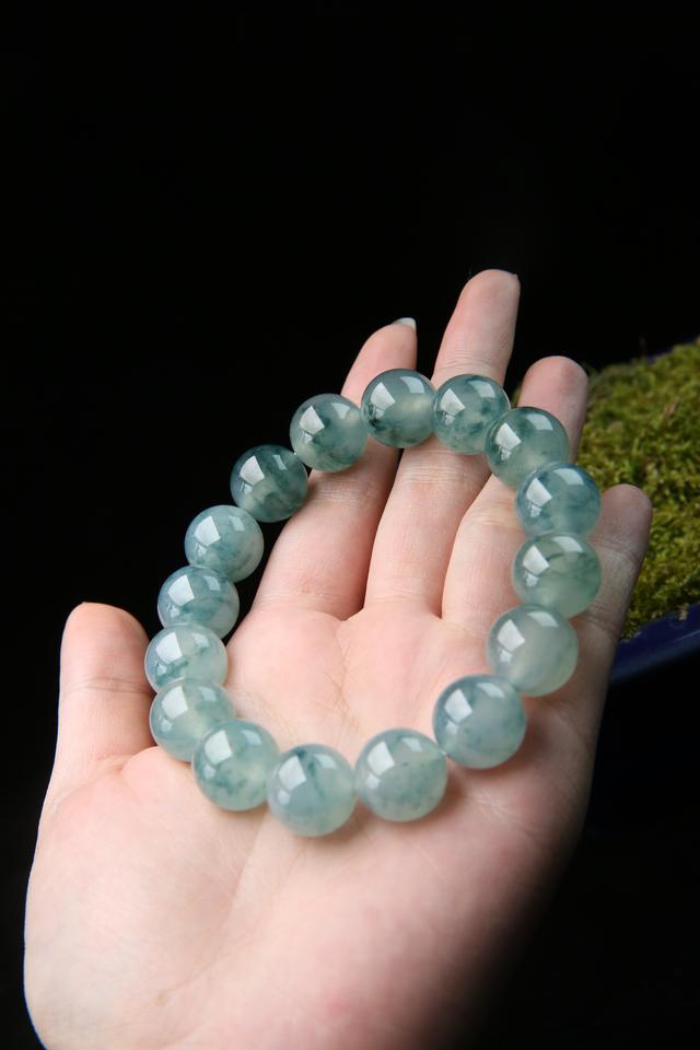 翡翠手串怎么盘,翡翠手串的基础知识-第4张图片-翡翠网 翡翠手串怎么盘,翡翠手串的基础知识-第4张图片-翡翠网