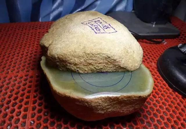 关于翡翠冰黄原石的信息-第1张图片-翡翠网 关于翡翠冰黄原石的信息-第1张图片-翡翠网