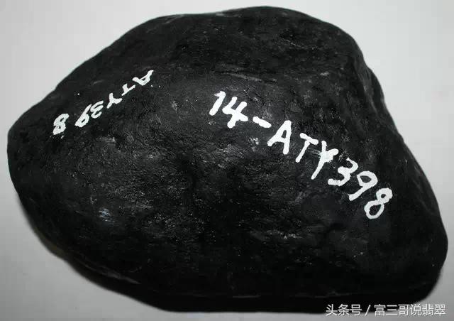 翡翠原石赌石技巧图解翡翠赌石知识与技巧-第4张图片-翡翠网 翡翠原石赌石技巧图解翡翠赌石知识与技巧-第4张图片-翡翠网