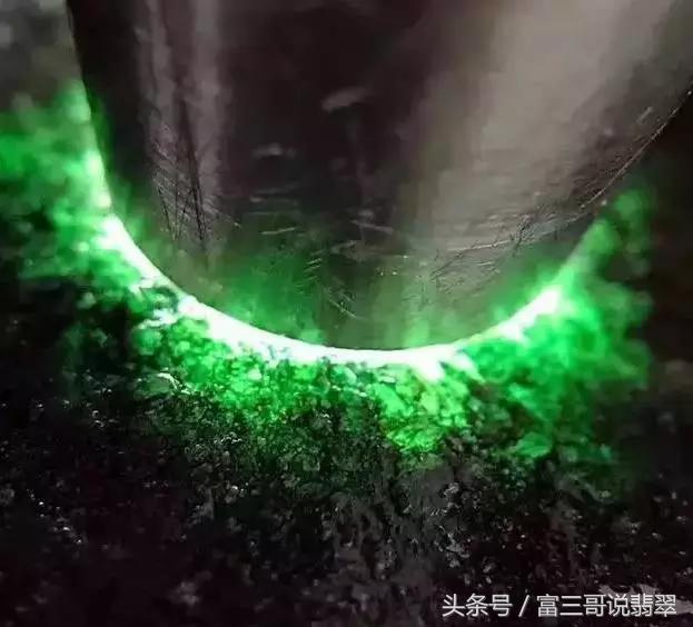 翡翠原石赌石技巧图解翡翠赌石知识与技巧-第6张图片-翡翠网 翡翠原石赌石技巧图解翡翠赌石知识与技巧-第6张图片-翡翠网