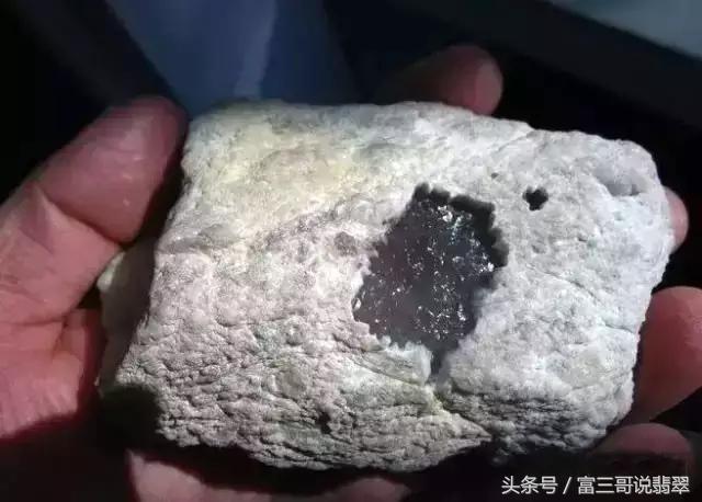 翡翠原石赌石技巧图解翡翠赌石知识与技巧-第8张图片-翡翠网 翡翠原石赌石技巧图解翡翠赌石知识与技巧-第8张图片-翡翠网