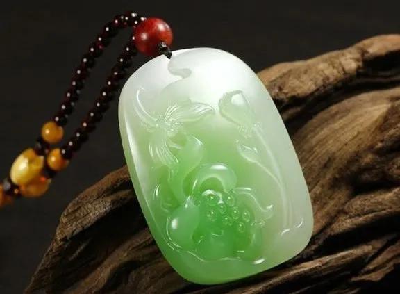 西宁玻璃种翡翠原石怎么辨别,翡翠玻璃种和冰种-第2张图片-翡翠网 西宁玻璃种翡翠原石怎么辨别,翡翠玻璃种和冰种-第2张图片-翡翠网