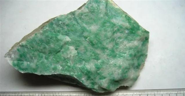 西宁玻璃种翡翠原石怎么辨别,翡翠玻璃种和冰种-第4张图片-翡翠网 西宁玻璃种翡翠原石怎么辨别,翡翠玻璃种和冰种-第4张图片-翡翠网