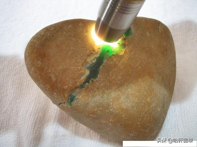 关于大马坎翡翠手镯原石的信息-第4张图片-翡翠网 关于大马坎翡翠手镯原石的信息-第4张图片-翡翠网