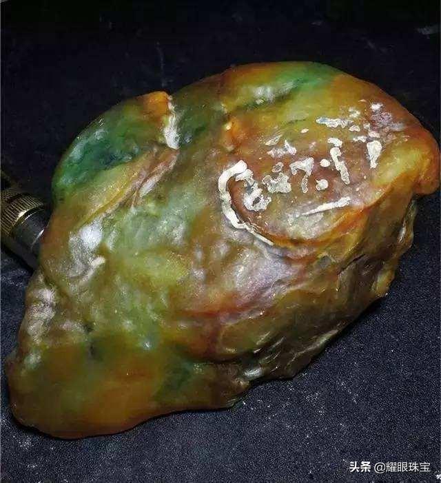 翡翠原石种类有多少种鉴别翡翠原石的书-第1张图片-翡翠网 翡翠原石种类有多少种鉴别翡翠原石的书-第1张图片-翡翠网