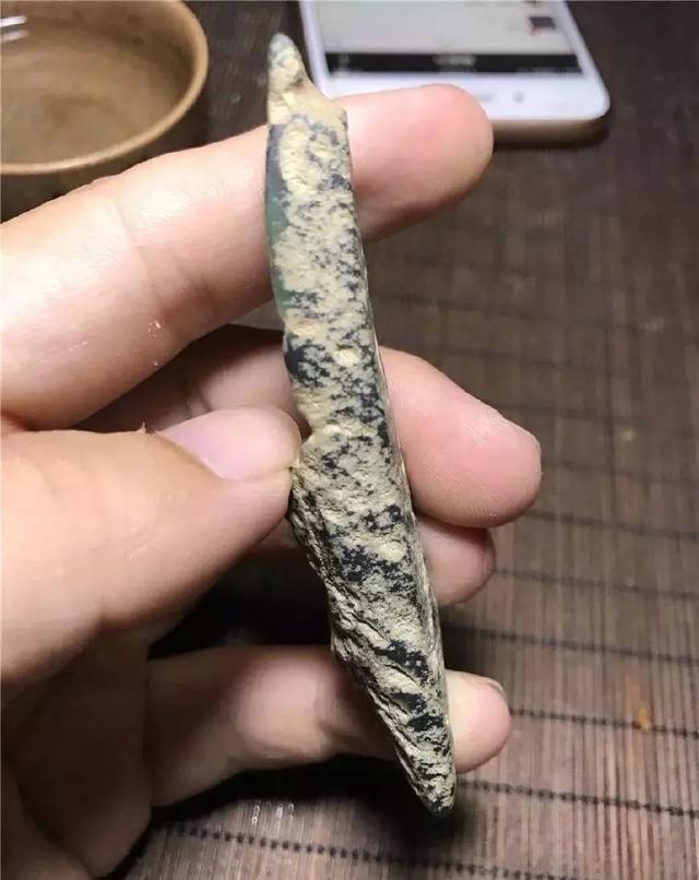 翡翠原石拍卖老蓝水翡翠原石敲新断口图-第2张图片-翡翠网 翡翠原石拍卖老蓝水翡翠原石敲新断口图-第2张图片-翡翠网