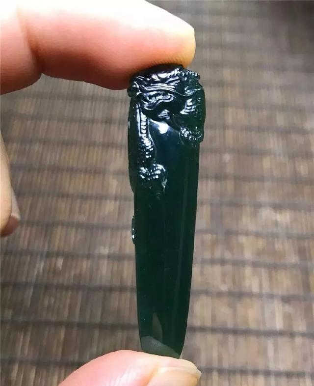 翡翠原石拍卖老蓝水翡翠原石敲新断口图-第5张图片-翡翠网 翡翠原石拍卖老蓝水翡翠原石敲新断口图-第5张图片-翡翠网