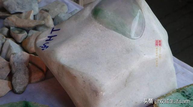 黄梨皮翡翠原石图片白盐沙赌石最好的皮壳-第12张图片-翡翠网 黄梨皮翡翠原石图片白盐沙赌石最好的皮壳-第12张图片-翡翠网