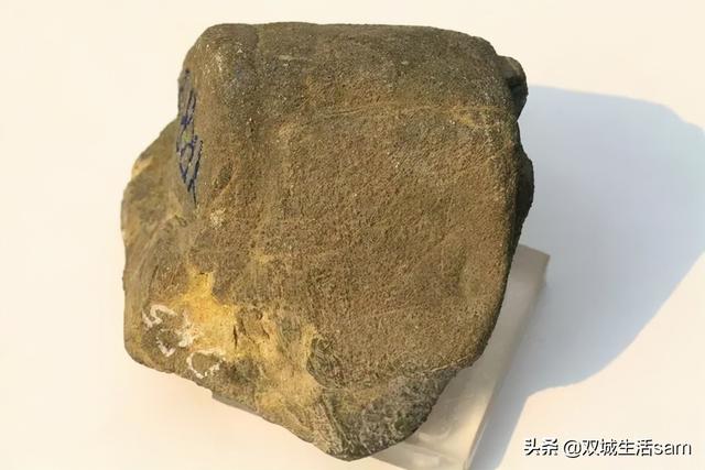 黄梨皮翡翠原石图片白盐沙赌石最好的皮壳-第13张图片-翡翠网 黄梨皮翡翠原石图片白盐沙赌石最好的皮壳-第13张图片-翡翠网