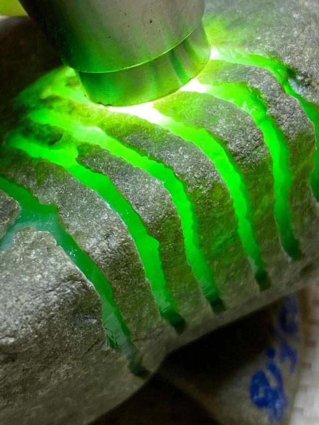 翡翠毛料原石,翡翠开窗毛料赌石知识-第1张图片-翡翠网 翡翠毛料原石,翡翠开窗毛料赌石知识-第1张图片-翡翠网