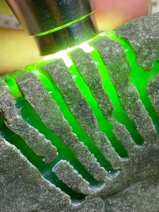 翡翠毛料原石,翡翠开窗毛料赌石知识-第2张图片-翡翠网 翡翠毛料原石,翡翠开窗毛料赌石知识-第2张图片-翡翠网