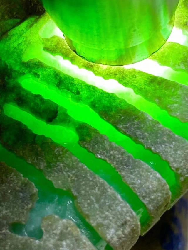 翡翠毛料原石,翡翠开窗毛料赌石知识-第3张图片-翡翠网 翡翠毛料原石,翡翠开窗毛料赌石知识-第3张图片-翡翠网