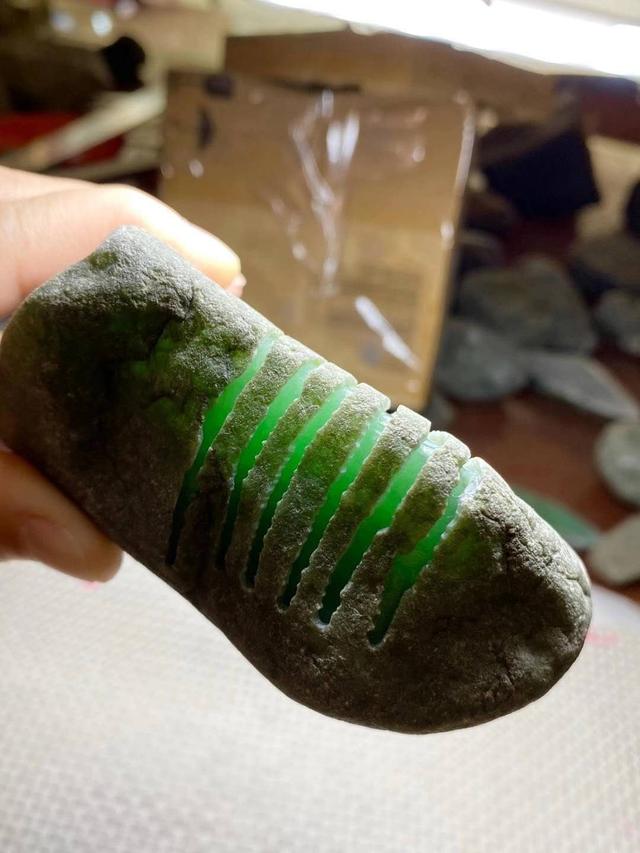 翡翠毛料原石,翡翠开窗毛料赌石知识-第4张图片-翡翠网 翡翠毛料原石,翡翠开窗毛料赌石知识-第4张图片-翡翠网