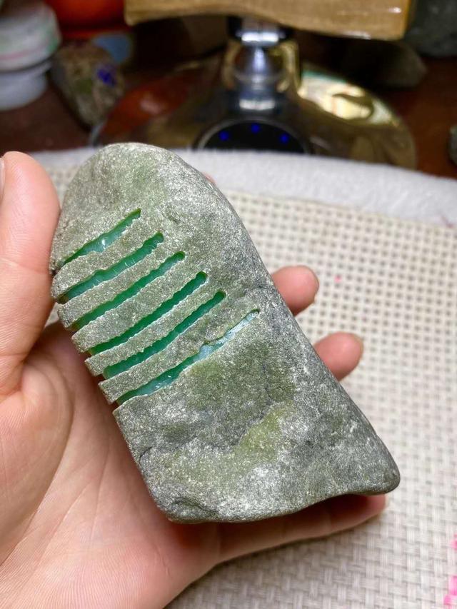 翡翠毛料原石,翡翠开窗毛料赌石知识-第5张图片-翡翠网 翡翠毛料原石,翡翠开窗毛料赌石知识-第5张图片-翡翠网