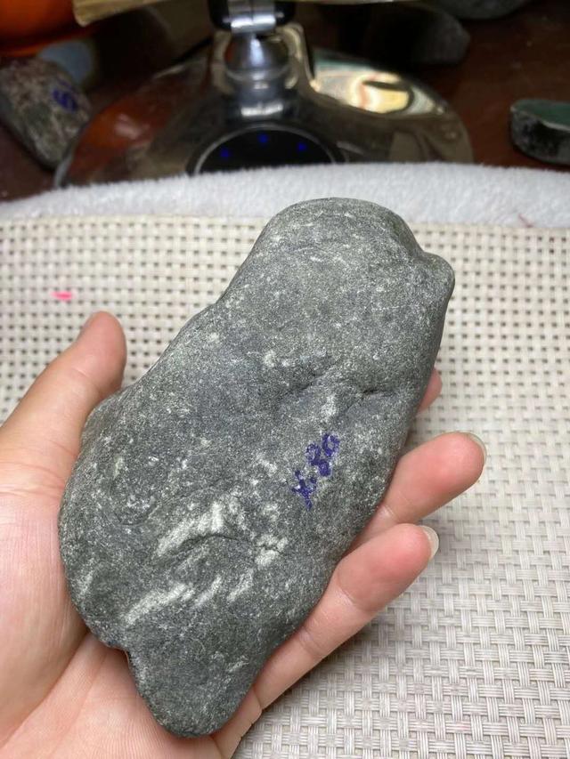 翡翠毛料原石,翡翠开窗毛料赌石知识-第6张图片-翡翠网 翡翠毛料原石,翡翠开窗毛料赌石知识-第6张图片-翡翠网