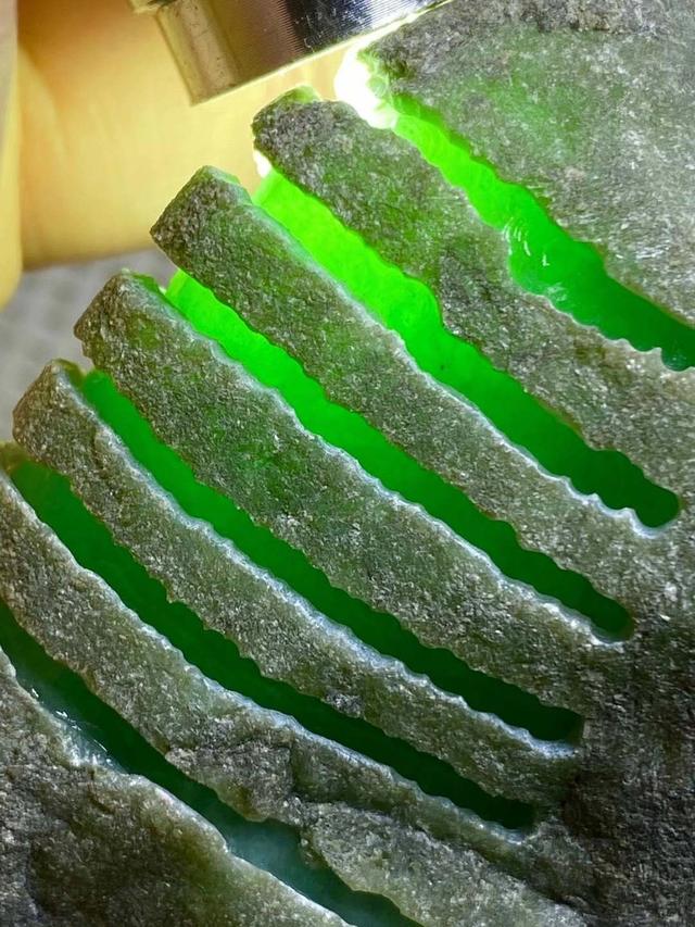 翡翠毛料原石,翡翠开窗毛料赌石知识-第7张图片-翡翠网 翡翠毛料原石,翡翠开窗毛料赌石知识-第7张图片-翡翠网