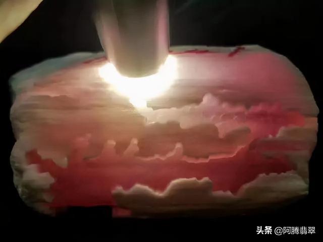 上亿翡翠原石图片,玻璃种帝王绿12亿-第3张图片-翡翠网 上亿翡翠原石图片,玻璃种帝王绿12亿-第3张图片-翡翠网