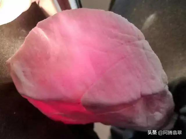 上亿翡翠原石图片,玻璃种帝王绿12亿-第5张图片-翡翠网 上亿翡翠原石图片,玻璃种帝王绿12亿-第5张图片-翡翠网