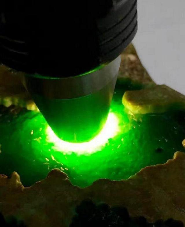 正宗翡翠原石价格,绿宝石翡翠原石手串-第3张图片-翡翠网 正宗翡翠原石价格,绿宝石翡翠原石手串-第3张图片-翡翠网