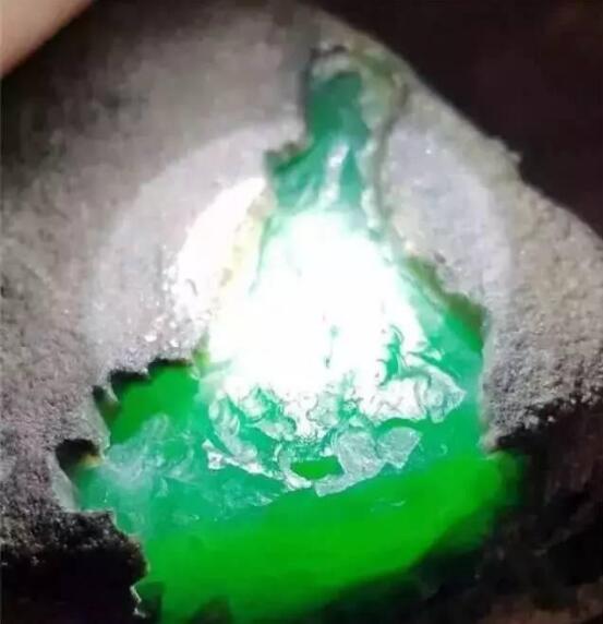 正宗翡翠原石价格,绿宝石翡翠原石手串-第11张图片-翡翠网 正宗翡翠原石价格,绿宝石翡翠原石手串-第11张图片-翡翠网