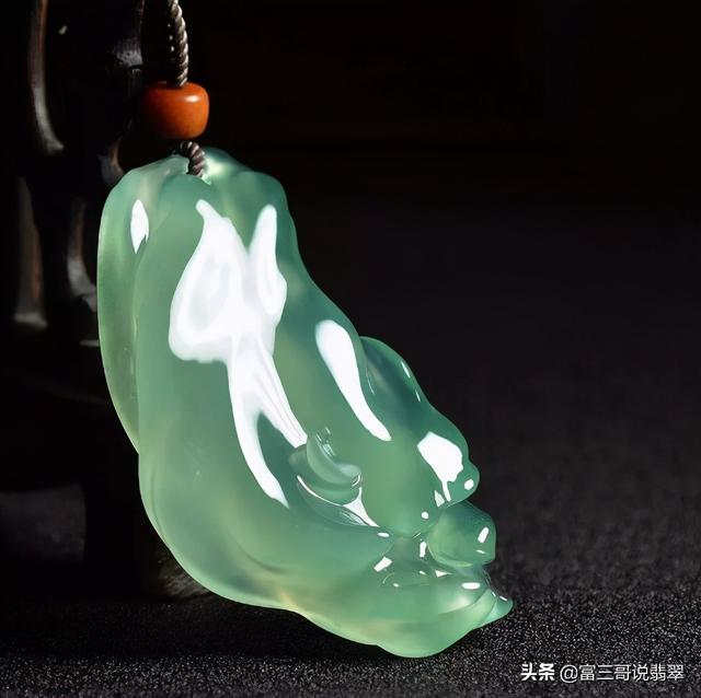 翡翠手镯内部有条码买的翡翠手镯用水洗了会变色吗-第2张图片-翡翠网 翡翠手镯内部有条码买的翡翠手镯用水洗了会变色吗-第2张图片-翡翠网