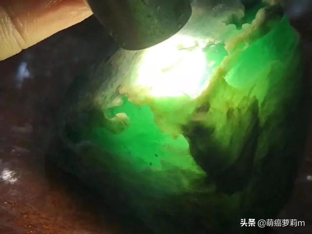 广西墨玉是和田玉吗广西哪里的翡翠原石产地好-第1张图片-翡翠网 广西墨玉是和田玉吗广西哪里的翡翠原石产地好-第1张图片-翡翠网