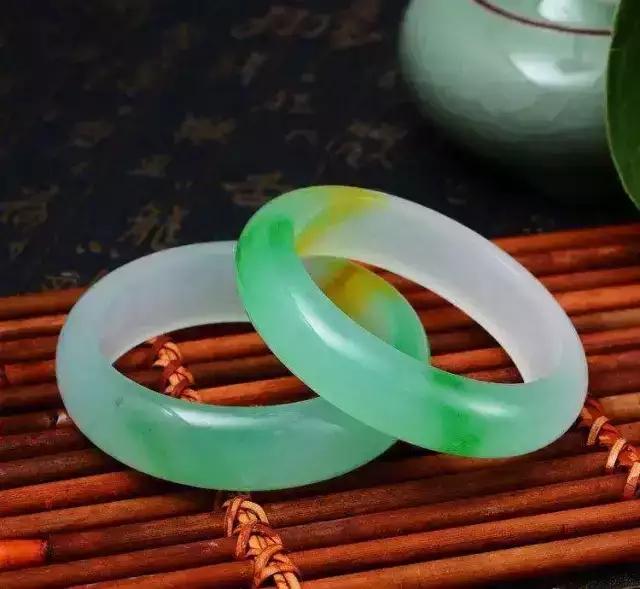 翡翠手镯值多少钱啊翡翠玉一只镯子的值多少钱-第9张图片-翡翠网 翡翠手镯值多少钱啊翡翠玉一只镯子的值多少钱-第9张图片-翡翠网