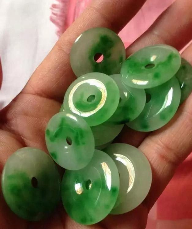 翡翠手镯值多少钱啊翡翠玉一只镯子的值多少钱-第10张图片-翡翠网 翡翠手镯值多少钱啊翡翠玉一只镯子的值多少钱-第10张图片-翡翠网