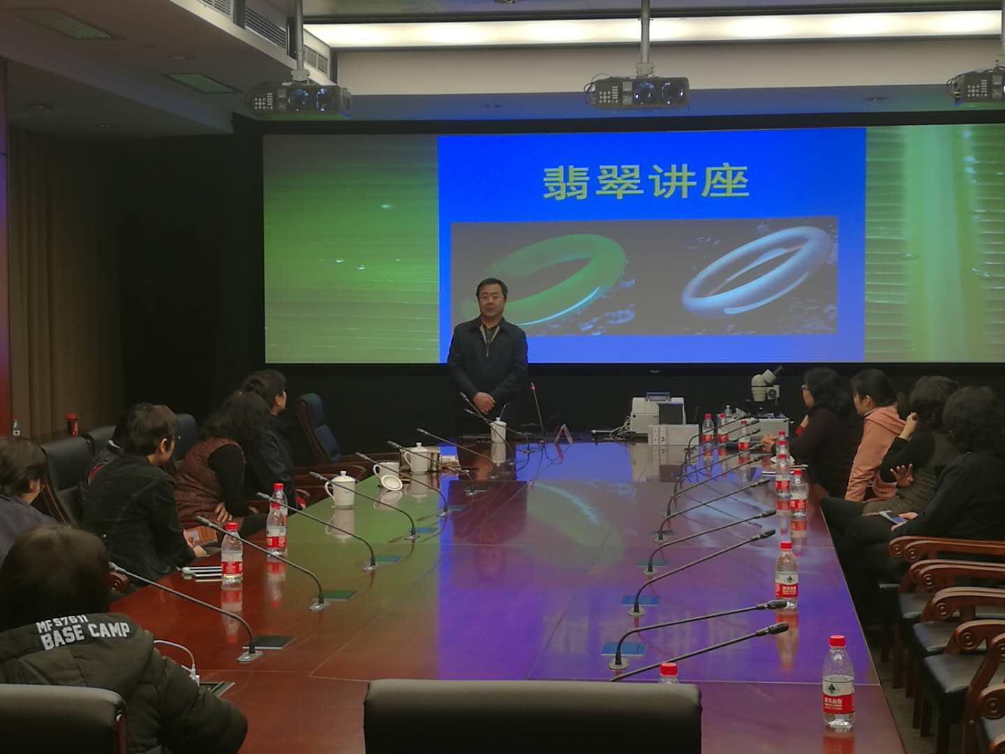 翡翠手镯讲解视频,翡翠知识讲座(7高清版)-第2张图片-翡翠网 翡翠手镯讲解视频,翡翠知识讲座(7高清版)-第2张图片-翡翠网