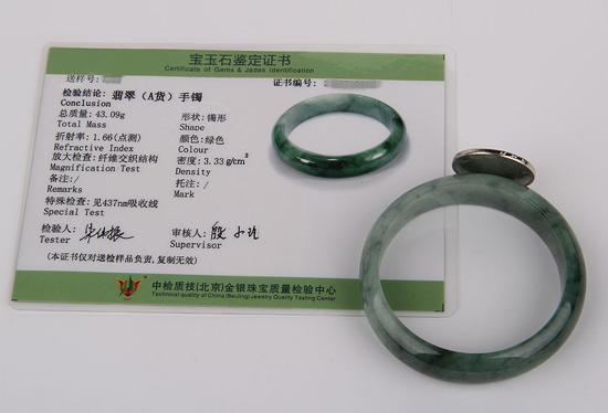 原石翡翠是真是假,翡翠原石掉落地上-第4张图片-翡翠网 原石翡翠是真是假,翡翠原石掉落地上-第4张图片-翡翠网