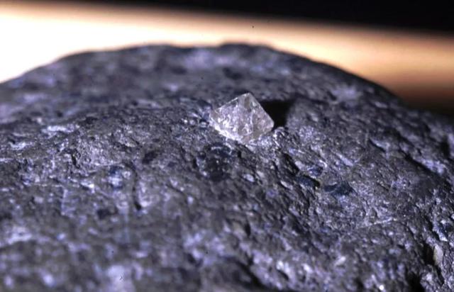 买钻石和买黄金哪个好,钻石的骗局世人是怎么知道的-第7张图片-翡翠网 买钻石和买黄金哪个好,钻石的骗局世人是怎么知道的-第7张图片-翡翠网