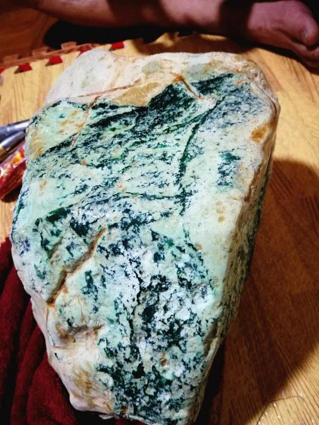 和田玉每克多少钱,红翡翠原石值八千万吗-第1张图片-翡翠网 和田玉每克多少钱,红翡翠原石值八千万吗-第1张图片-翡翠网