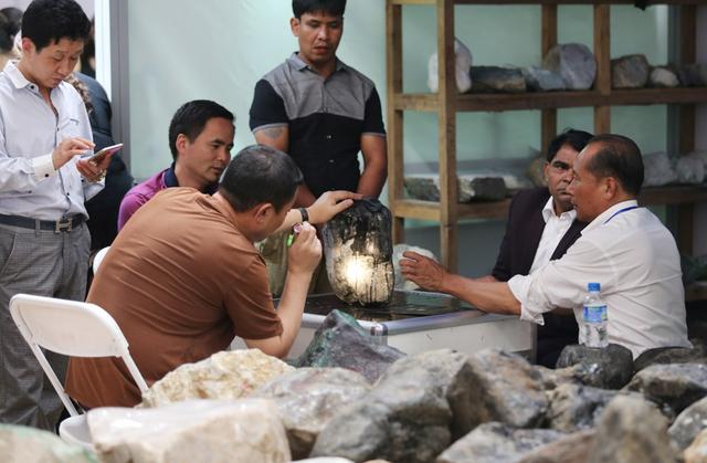 和田玉每克多少钱,红翡翠原石值八千万吗-第3张图片-翡翠网 和田玉每克多少钱,红翡翠原石值八千万吗-第3张图片-翡翠网