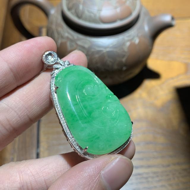 翡翠手镯敲击声音大吗,翡翠原石敲击声音分辨-第2张图片-翡翠网 翡翠手镯敲击声音大吗,翡翠原石敲击声音分辨-第2张图片-翡翠网