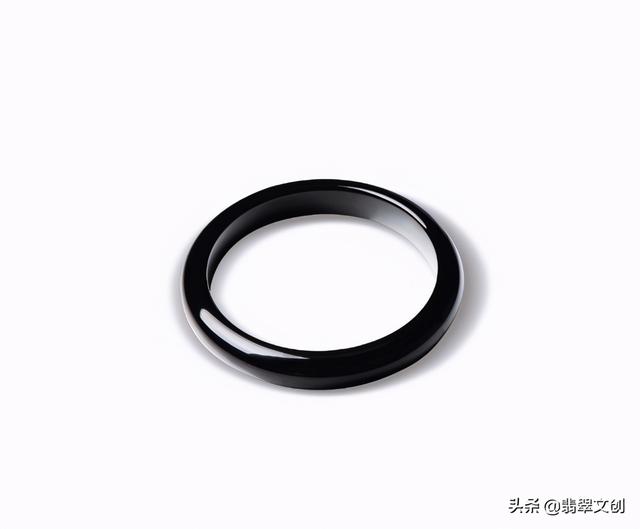 打灯绿色的黑色翡翠手镯价格,什么颜色的玉手镯最好-第2张图片-翡翠网 打灯绿色的黑色翡翠手镯价格,什么颜色的玉手镯最好-第2张图片-翡翠网