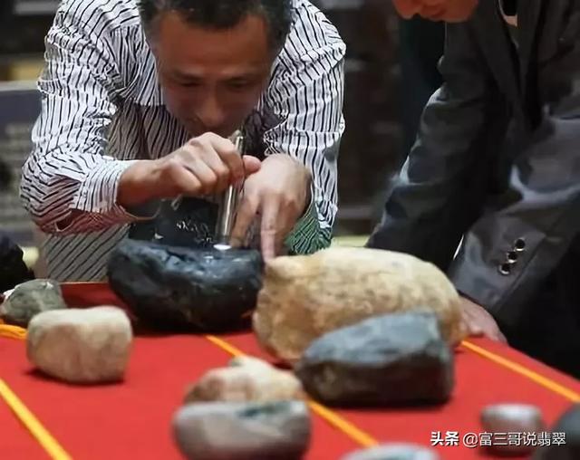 翡翠原石带你实战全面分析莫湾基翡翠原石-第1张图片-翡翠网 翡翠原石带你实战全面分析莫湾基翡翠原石-第1张图片-翡翠网