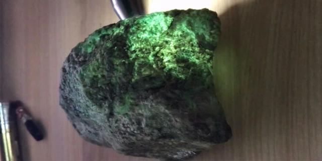 翡翠原石怎样下手翡翠赌石24条口诀翻译-第1张图片-翡翠网 翡翠原石怎样下手翡翠赌石24条口诀翻译-第1张图片-翡翠网