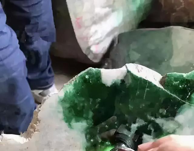 翡翠原石买卖市场,1亿翡翠原石视频-第8张图片-翡翠网 翡翠原石买卖市场,1亿翡翠原石视频-第8张图片-翡翠网