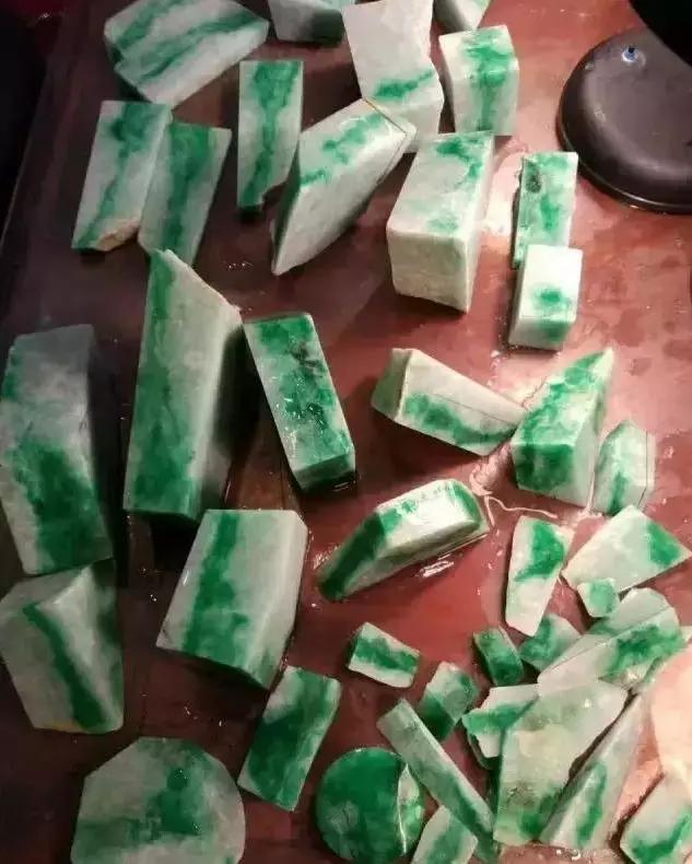 翡翠原石买卖市场,1亿翡翠原石视频-第9张图片-翡翠网 翡翠原石买卖市场,1亿翡翠原石视频-第9张图片-翡翠网