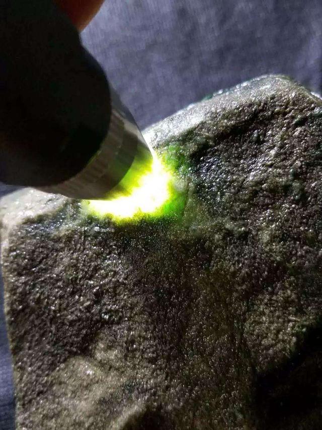 翡翠原石手电,翡翠原石价格及图片-第2张图片-翡翠网 翡翠原石手电,翡翠原石价格及图片-第2张图片-翡翠网