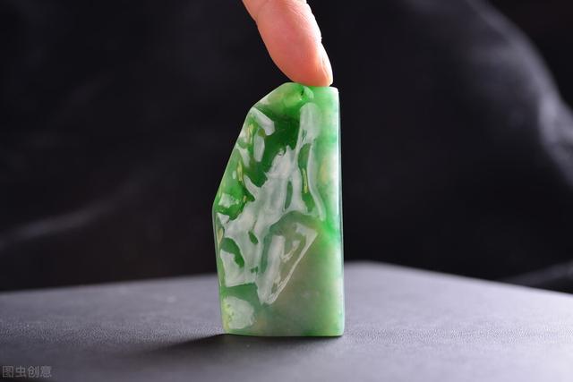 什么样的翡翠手镯好,意绵绵翡翠手镯值得买吗-第4张图片-翡翠网 什么样的翡翠手镯好,意绵绵翡翠手镯值得买吗-第4张图片-翡翠网