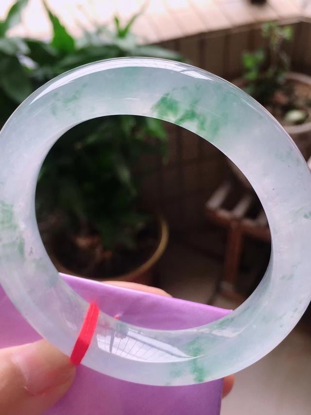 翡翠手镯怎么戴进去翡翠手镯图片带手上-第1张图片-翡翠网 翡翠手镯怎么戴进去翡翠手镯图片带手上-第1张图片-翡翠网