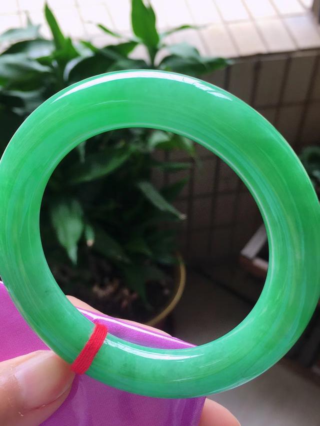 翡翠手镯怎么戴进去翡翠手镯图片带手上-第2张图片-翡翠网 翡翠手镯怎么戴进去翡翠手镯图片带手上-第2张图片-翡翠网