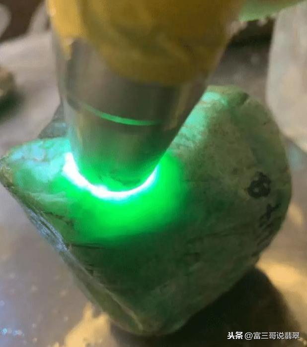 翡翠原石赌裂玉石翡翠原石-第2张图片-翡翠网 翡翠原石赌裂玉石翡翠原石-第2张图片-翡翠网